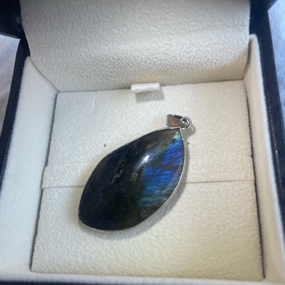 Labradorite Pendant - Picture 3 of 6